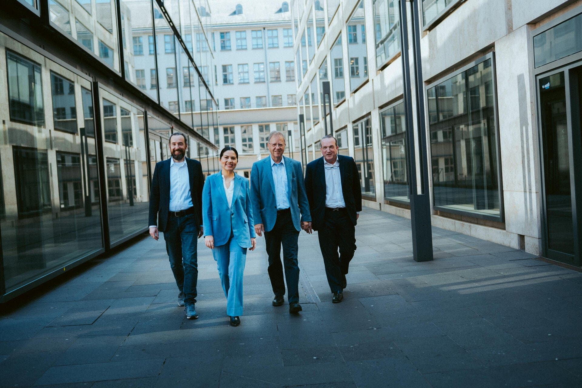 Quarero founders walking together — photo Suse Heinz für BILANZ. Dr. Raphael Nagel pictured with the Quarero team.