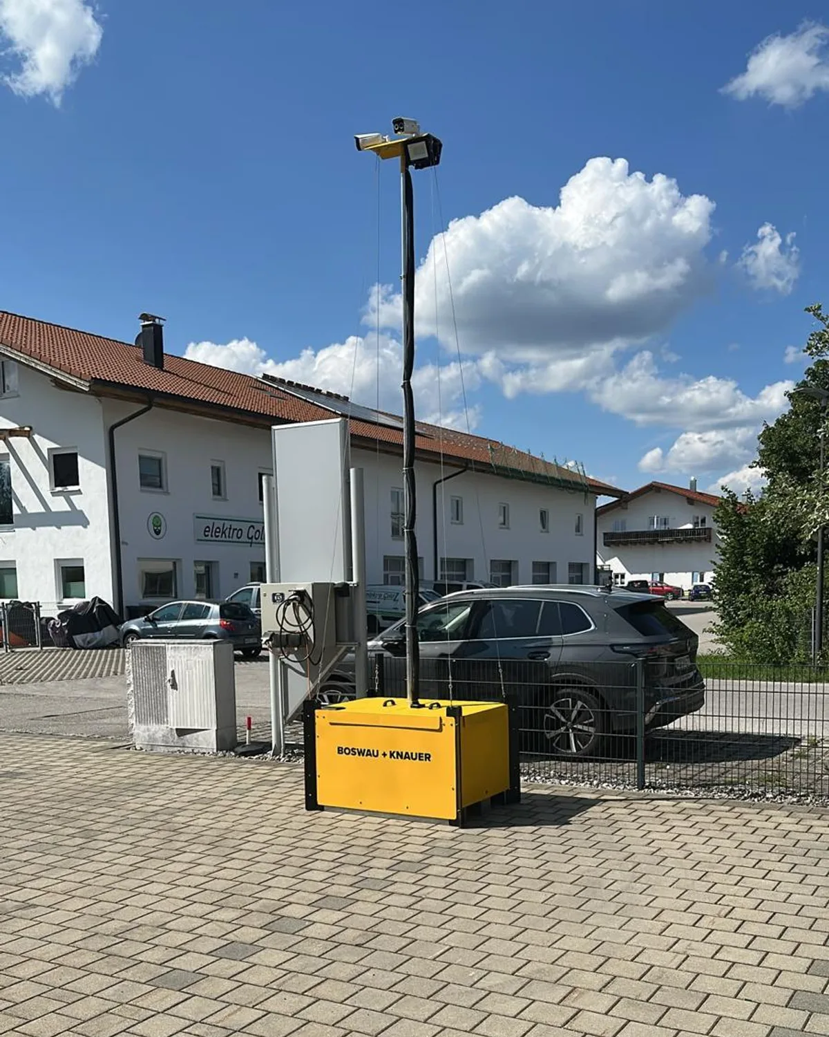 Quarero mobile video surveillance tower with extended telescopic mast on site